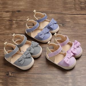 İlk Yürüyüşçüler Yaz doğumlu kız bebek ayakkabısı yumuşak beşik yay sevimli sandalet anti kayma spor ayakkabılar çizgili yürüteç yaşındaki