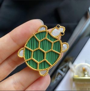 Nuova spilla tartaruga di alta qualità progettata placcatura in oro 18 carati distintivo animale borsa abbigliamento pin gioielli firmati regalo BR-1