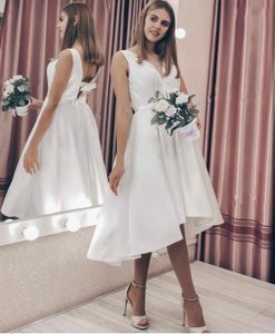 Короткое свадебное платье просто с луком элегантное v-образное платье без рукавов.