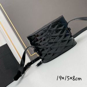 Haziran Kapitone Kutu Crossbody Çanta Kadın Çantaları Çanta Kova Çantası Marka Harfleri Lake Deri Gümüş Donanım Küçük Siyah El Debriyaj Cüzdanları