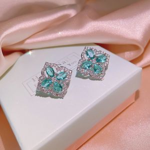 2023 Nuovi orecchini a perno di diamanti in pietra verde di lusso per donne Designer di trifoglio dolci cristalli di orecchie di orecchie di spigoltura per le orecchie da sposa