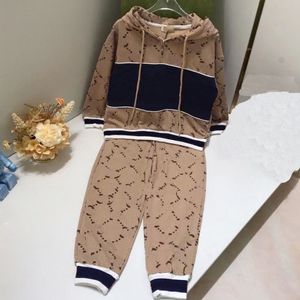 衣料品セット新しいデザイナーブランド2 歳の赤ちゃんTシャツ男の子の女の子の子供スーツ春と秋の子供セータートップトップコットンティーキッズ2色