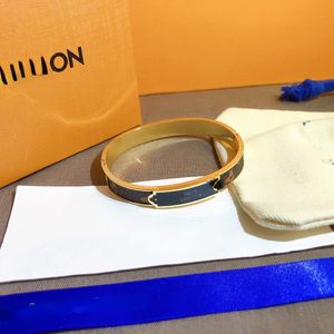 Pulseiras da marca Designer Mulheres Bangle Bangle Luxury Designer Jóias Faux Leatra 18K Pulseira de aço inoxidável de aço inoxidável Presentes de casamento femininos S283