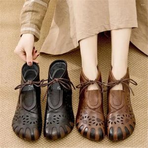 Sandali Hollow Short Boots Retro Women's Shoes Summer Cool Flats Stile nazionale Foro in morbida pelle della madre di mezza età