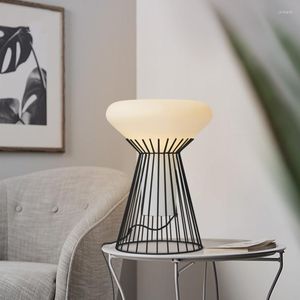 Bordslampor personlighet j￤rn silver/svart f￶tter med vit glas skugga lampa s￤ngen sovrum nordiskt skrivbord ljus h50cm