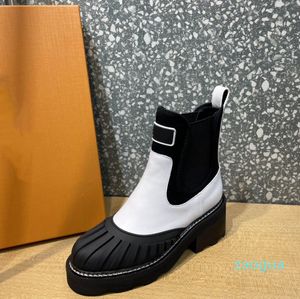 2022 Boots Leature Leather Women Women's Contraving Contrast Design Chelsea mid yeel أحذية قصيرة سميكة الدخان