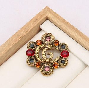 23SS Luxury Brand Designers G Письма Броши Gemstone Знаменитые женщины 18K золотые брушные костюмы модные украшения свадебные аксессуары