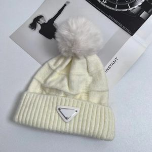 Tasarımcı Prad Şapkalar Lüks Beanie Kış Şapkası Kadın Bayanlar Sıcak Beanies Sahte Kürk Pom Poms Bobble Hat Örgü Kafatası Kapağı Siyah Beyaz Pra Mektup Boyun Bonnet Casquette