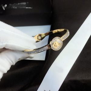 2022 Bracciali alla moda Braccialetto Designer Lettera Cristallo Bracciale in acciaio inossidabile placcato oro 18 carati Gioielli moda Bracciali uomo e donna S132