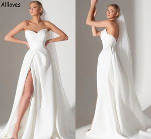 Minimalistische, schlichte Brautkleider aus Satin in A-Linie, sexy, herzförmige Falten, Seitenschlitz, Boho-Garten-Brautkleider, modisch, rückenfrei, Sweep-Zug, Robes de Mariee Modern CL1387