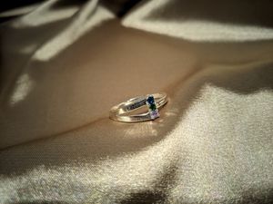 Favor del diseñador de fiesta S925 Sterling Silver Ring con incrustación con diamantes artificiales verdes y morados para hombres y mujeres