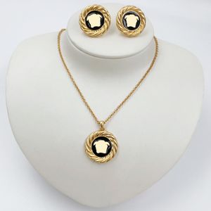 Fashion Pendant Necklace Earrings Designer Necklaces Ear Studs Personality Design for Woman Temperament 2 Optional dhjdr