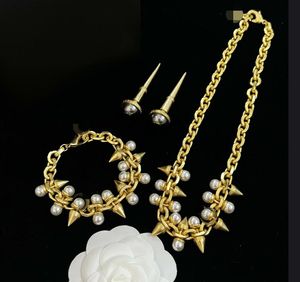 Luxury Designed Copper Nail Pearl White Pendant Necklaces Bracelet Earring Banshee Medusa Head Portrait 18K Gold Plated Women's Jewelry Gifts MS14 --02