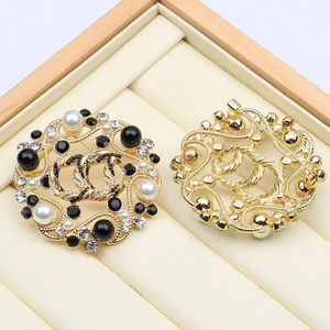 Feminino Banhado a Ouro 18K Marca Designer Broche de Carta Pérola Strass Cristal Metal Broches Terno Laple Pin Moda Jóias Acessórios Presentes