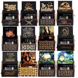 Dekorativa föremål Figurer Merry Christmas Pirates of the Carib Jurassic Park Queen Music Box Wood Hand Crank Birthday Years Halloween Gift 221108