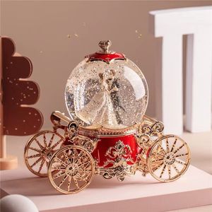 Oggetti decorativi Figurine Natale neve sogno coppia carrozza sfera di cristallo carillon ragazza matrimonio regalo di compleanno rotazione della scena interna 221108