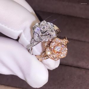 Rings de cluster elegante Camellia Flower Zircon Wedding for Women Luxury Rose Gold Color Crystals Engagement Bridal Ring Jóias da moda