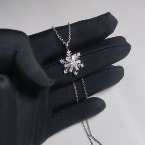 Regalo di Natale Nuovi gioielli Iced Out Bling Rectangle 5A CZ Spinning Revolving Snowflake Pendant Necklace