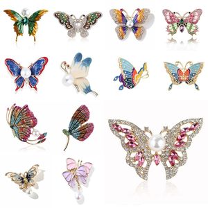 Vintage Crystal Rhinestone Emalid Butterfly Pins Brooche Luksusowy projektant marka Kobiety mężczyzn Pearl Charm Odznaka ślub ślubne bukiet biżuteria
