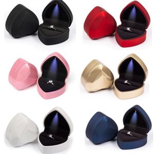 Smyckeslådor Luxury Heart Shaped Led Light Wedding Ring Box Women Earring Packaging Display för presentarrangör 240223