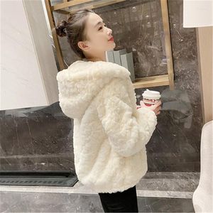 Futro damskie 2022 Grube imitacja krótkometrażowa płaszcz z kapturem Kobiety luźne koreańskie swobodne biało szaro różowy zimowy płaszcz A656