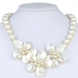 Collana con ciondolo a forma di fiore di conchiglia naturale Collana con perline di perle Collare Bavaglini con ciondoli per le donne Gioielli per feste di matrimonio
