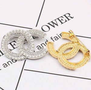 2color Women 18K Gold Plated Brand Designer Letter Brooch INS Pearl Rhinestone Crystal Metal Broochs Suit Laple Pin Fashion Jewelry Accessories Gifts