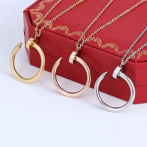 Klassisk nagel inlagd diamanthänge halsband titanståldesigner för kvinnor män lyxiga juveler gåvor kvinna flicka guld silver rosguld grossist inte blekna