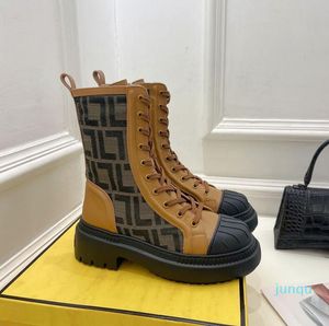 Damen Biker-Stiefel aus Leder, braun, grau, Jacquard-Motiv, Kampfstiefel, Martin-Stiefel, Schnürsenkel und seitlicher Reißverschluss, modische Stiefeletten