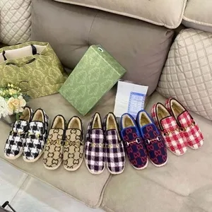 Tasarımcılar Toka Loafers Düz kadın saman tabanları ekose kadife ayakkabı çift g kırmızı ve yeşil çizgili şerit deri taban topuk katlama aşınma tasarımı moafer 01