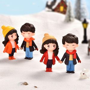 Estatuetas decorativas 2 peças de inverno menina menino amante dia dos namorados decoração figura pvc artesanato acessórios diy decoração de jardim de fadas em miniatura fmt2113