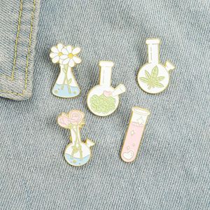 Brosches Science Pin Lab Emamel Pins Custom Flask Test Tube Brooch Lapel Badge Bag Cartoon Scientist Jewelry Gift for Kids Friends