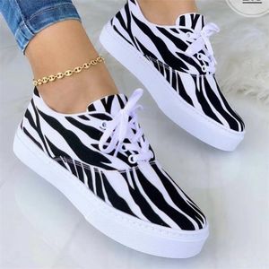Scarpe eleganti Zebra Print Scarpe da donna Spring Plaid LaceUp Sneakers Stampa Fashion Canvas Sneakers Light Size 43 Scarpe vulcanizzate da passeggio 221110
