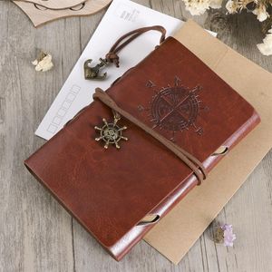 革製の日記ノートブックバインダージャーナル旅行レトロ詰め替え可能なカバースケッチブックメモ帳プランナーポケットヴィンテージノートブックが並ぶ