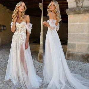 Abito da sposa da spiaggia con spalle scoperte 2022 Abito da sposa moderno in tulle con scollo a cuore e maniche a pieghe Illusion