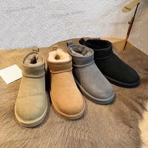 2022 Designer clássico feminino australiano botas warm EUA GS 585401 MENINAS MENINAS BOOT Mini tornozelo Bailey Inter Satin Ful Full Fluffy Furry Dune Buckle Uggsity Snow WGG