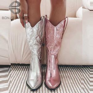 Boots Bonjomarisa 카우글 즈 카우보이 핑크 메탈릭 서부 여성을위한 뾰족한 발가락 쌓인 발 뒤꿈치 굽은 송아지 브랜드 디자인 y2211