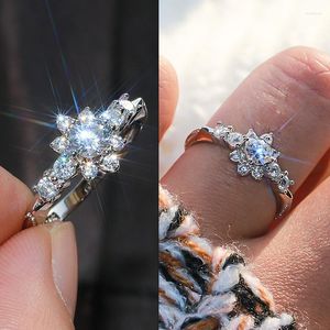 Ringos de cluster Feminino fofo pequeno anel de flores de floco de neve real 925 Sterling Silver Engagement Crystal Solitaire Wedding for Women