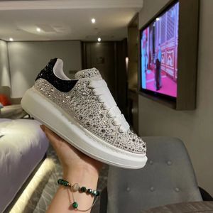 Women Mens Shoes Sneakers مصممة فاخرة حذاء رياضة حريري الحرير حرير البقرة راينستون تسليم mkjkkk000002