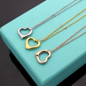 Collane con ciondolo da donna Hollow singolo Una catena a forma di cuore di pesca Catena di gioielli di design Bracciali a forma di cuore Oro / Argento / Rosa Marchio completo come regalo di Natale di nozze