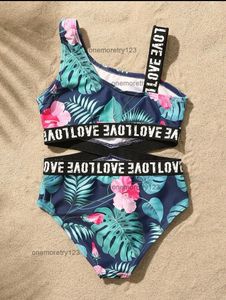 Ins Girl One-Pieces Rainbow Striped Swimsuit Tropical Leaves Designer Suspender Beachwear 8-14T Girls Sexy Bikinis Kids Summer Bekväm badkläder 3 Stil