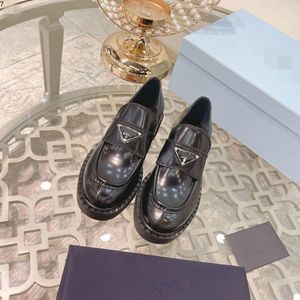 Buty zwykłe skórzane platforma butów Designerskie Kobiety Monolit czarny chmurbust na zewnątrz klasyczny trójkąt Poboczy Patent Matte Matte