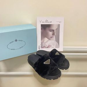 Tasarımcı Terlik Kadınlar Kış Yumuşak Slaytlar Düz Topuk Sandalet Açık Ayakta Mektup Yeni Moda Flip Floplar Açık Yün Platform Ayakkabı Siyah Beyaz Pembe Sıcak Üçgen Logo