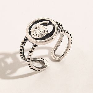 Ny högkvalitativ designer smycken ringer kvinnor älskar charms bröllop leveranser silver pläterade koppar finger justerbara ring lyxiga tillbehör ZG1632