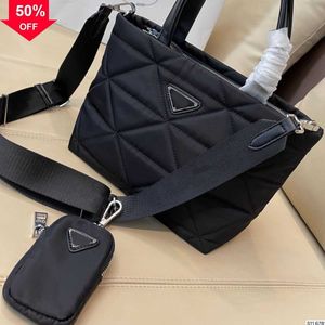 Kvinnors lyxdesigner handväska enkel axelväska ny mode fritid hem tre-i-ett multifunktionellt fyllmedel nylon handväska fabrik direktförsäljning