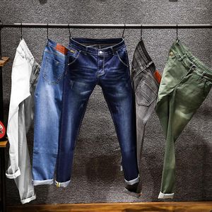 Мужские джинсы 6 цветов 2023 Мужские худые белые модные эластичные тонкие брюки Джин мужской брюки черно -голубо -зеленый серый