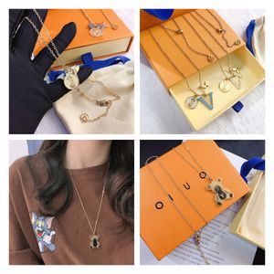 Exquisite Design Jewelry Necklaces Charm Womens Pendant Necklace Designer Brand Long Chain Classic Fashion Urban Style 18k Gold Plated Selected Gift Couple