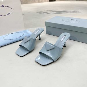 Klackade glider sommarmulor sandaler glider svart vit borstad l￤der kvinna kl￤nning toffel designers mitt klackar lady classic br￶llopsskoskor