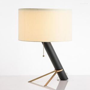 테이블 램프 침실 책상 침대 옆 램프 라이트 고급 현대 단순한 성격 거실 모델 장식