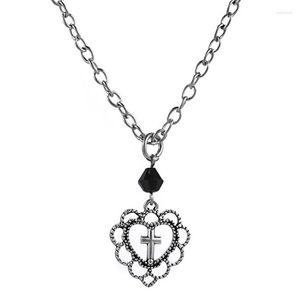 Girocollo Goth Estetico Hollow Heart Collana con ciondolo croce Punk Egirl Style Religione Dark Art Goblincore Grunge Y2k Gioielli sul collo